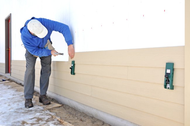 4 Signs That It’s Time to Replace Commercial Siding